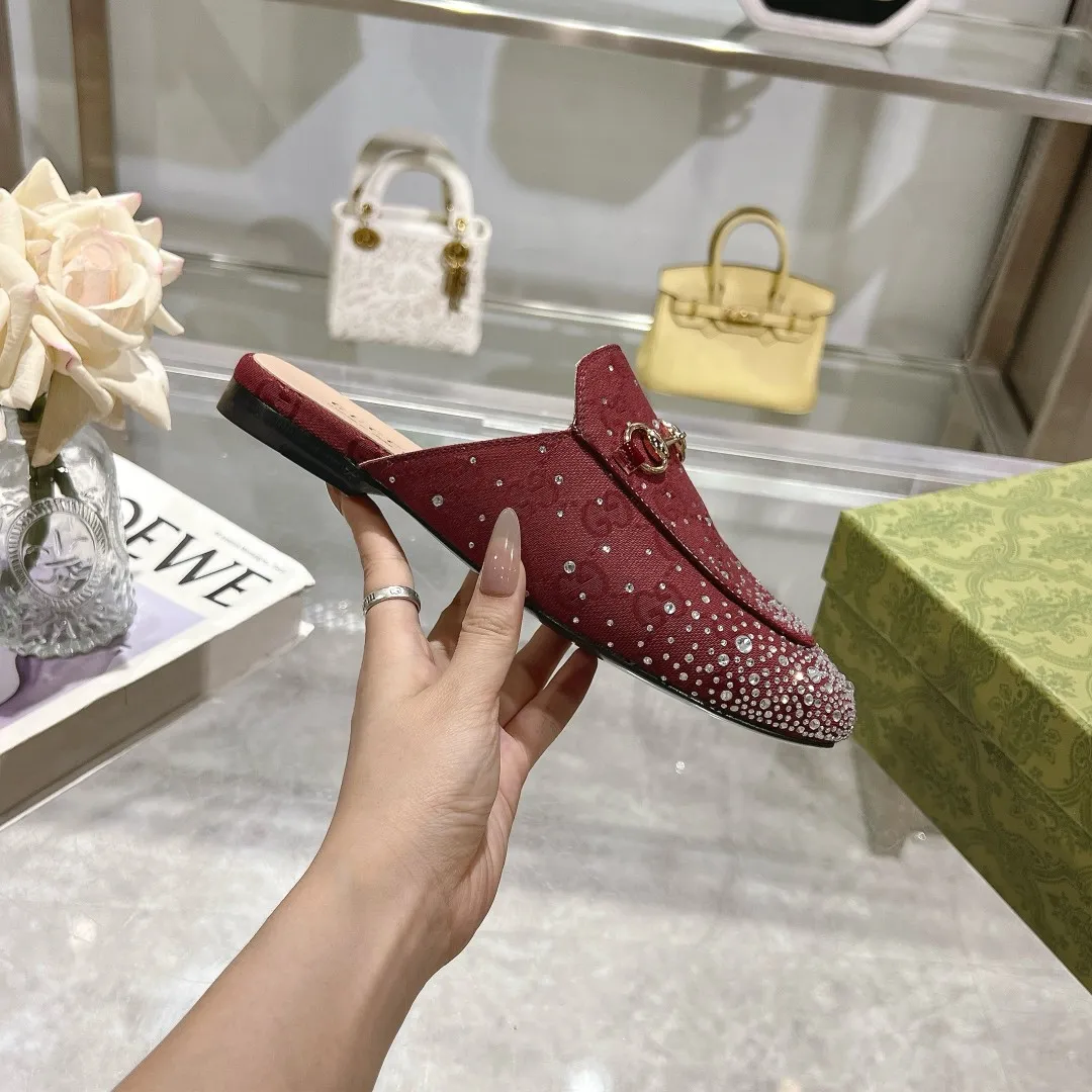 👟👟Ex-factory price 440👟👟 Burgundy G diamond (35-41) (41/42 customized) As an outstanding representative of Gucci’s design heritage, the Jordaan series horsebit loafers vividly highlight the classic elegance. This shoe is made of the brand’s iconic monogram canvas, making it a timeless classic. The material of this shoe is soft, and the silhouette is exquisite and smooth, highlighting daily elegance. Angora red GG canvas Women Light gold tone hardware Horsebit faceted crystal detail Leather sole